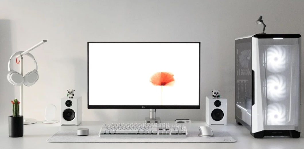 minimalist-desk-setup-pic-opt